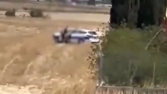 „Scandalul anului” Cum au fost filmați 2 polițiști lângă mașina de ...